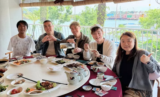 一班《中年好聲音》家族在台前勁歌熱舞，台下老友鬼鬼，演出前一同享受新加坡美食。