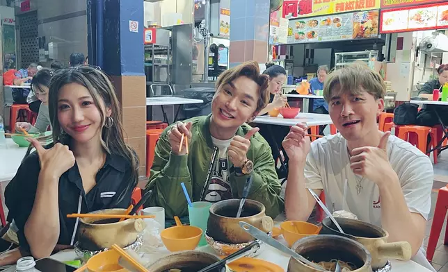 Venus、Rax和Kimman難得一起到新加坡演出，當然要一起出去享用夜宵，畢竟新加坡有那麼多美食。