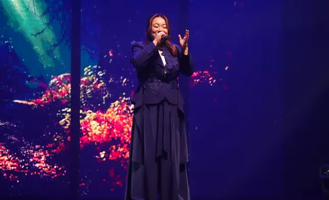 黃博率先登場，以《這一個夜》展現沈穩唱功與舞台魅力，接著還演唱了《不必在乎我是誰》與《如燕》，情感層層遞進，深情動人。