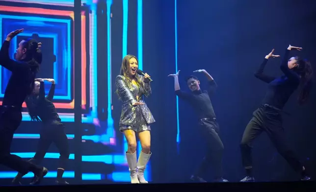 Venus演唱英文經典《Can’t Take My Eyes Off You》，過後又送上《Mercy》與《愛定你一個》，讓現場歌迷聽得如痴如醉。