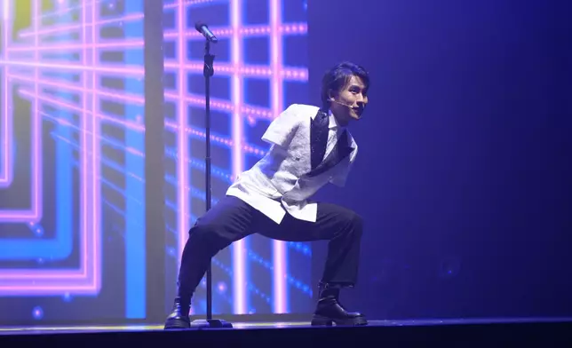 李金凱帶來節奏輕快的《不羈的風》，再以情歌《飛花》和《一生中最愛》溫柔收尾，展現多面唱功。