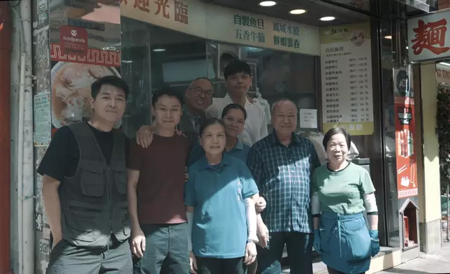 Roy（左一）及細卓（左二）各自傳承父親的職務。