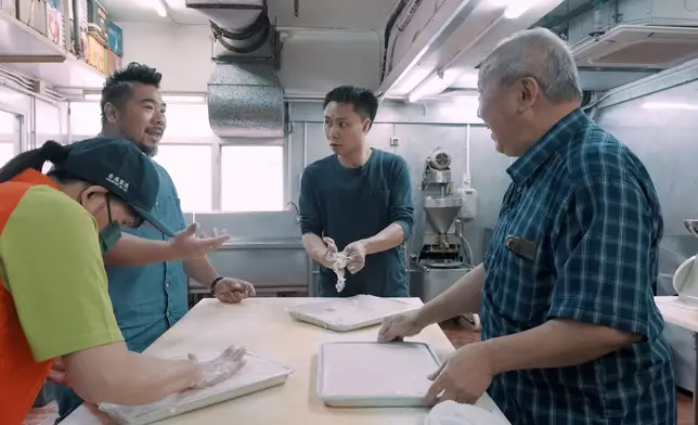 細卓跟老父主力負責工場的生產。