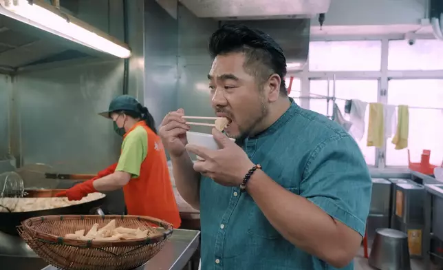 Christian試食即炸的魚片頭。