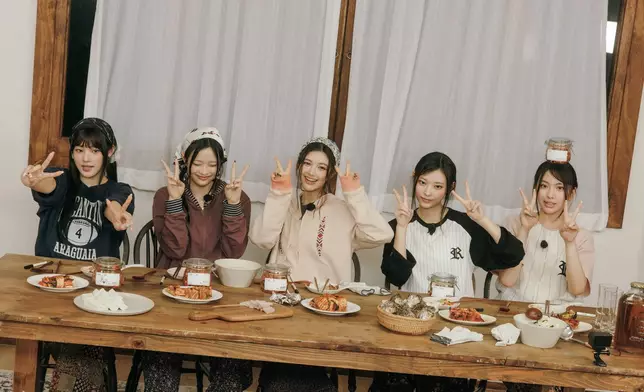 NewJeans與ADOR的合約維持至2029年7月。NewJeans官方圖片