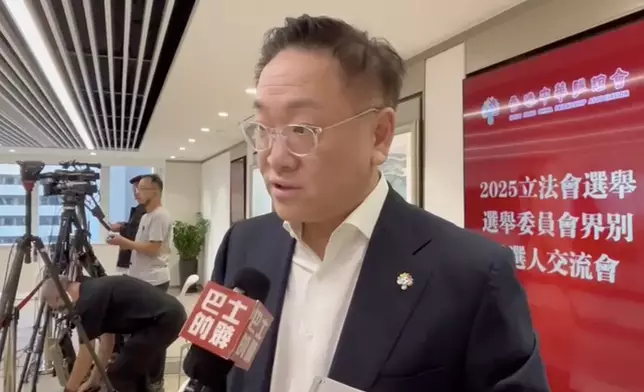 選委之一的第十四屆港區全國人大孫偉勇在見面會後接受本網訪問。巴士的報記者攝