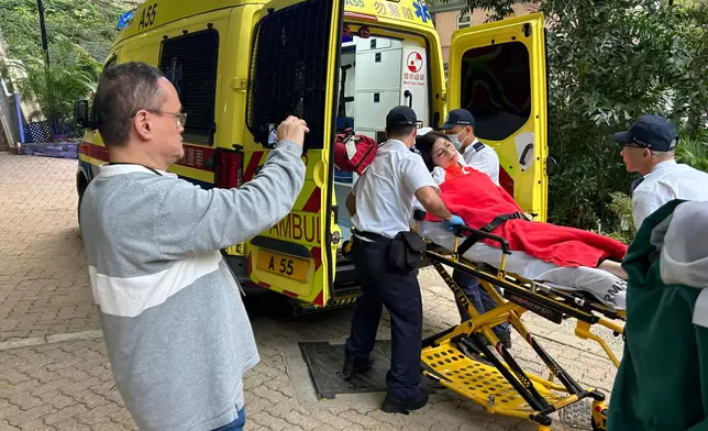 李清霞由教護車送院。巴士的報記者攝