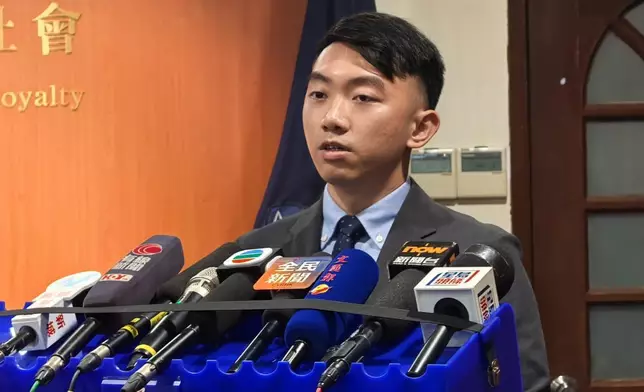 警方旺角警區刑事調查隊督察葉皓霖向傳媒簡報案情。