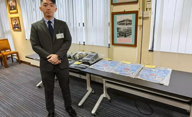 葉皓霖向傳媒展示證物。