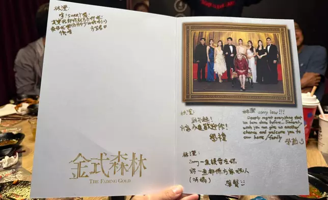 於是方氏三子就籌劃「補鑊道歉大行動」，有「大細版」全家福、有愛的蛋糕、有道歉咭，好有誠意架。