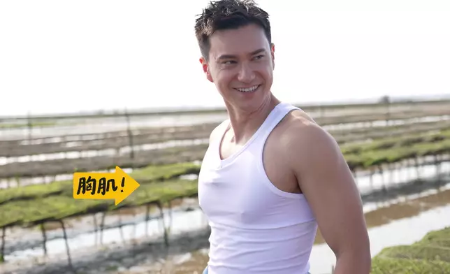 朱敏瀚一身白色背心上陣，大晒麒麟臂、露出強勁胸肌相當養眼！