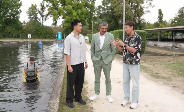 二人去到法國鱘魚養殖場。