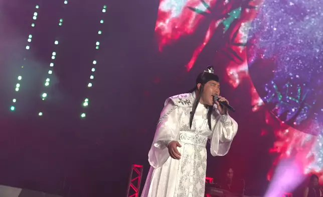 劉洋一身「劉小鳳」造型獻唱英文經典金曲《Whitout You》。