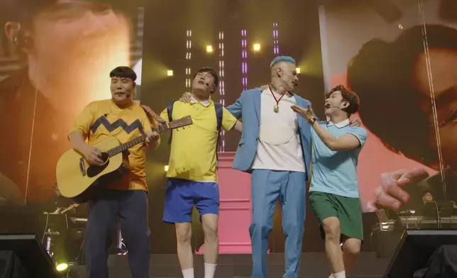 四人演唱《披頭四》。