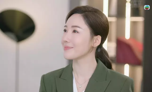 李施嬅大部分時間都係笑住對住Kingston，但嗰種笑夾雜住無奈，好有層次。