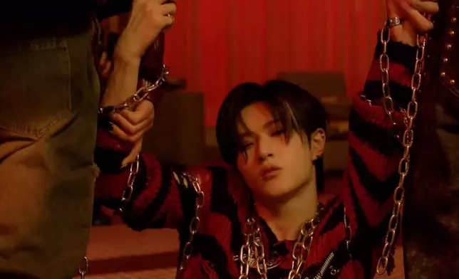 MV開頭LEO被眾人強拖着。影片截圖