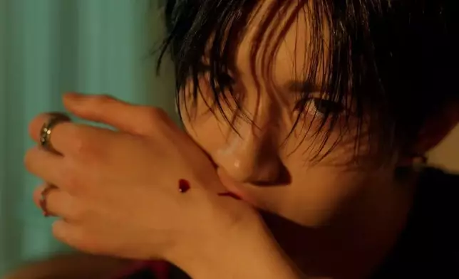 LEO究竟是吸血鬼還是王子？影片截圖