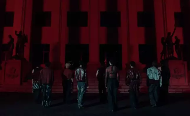 《Alibi》除了實拍MV之外，還製作了AI版本的MV。影片截圖