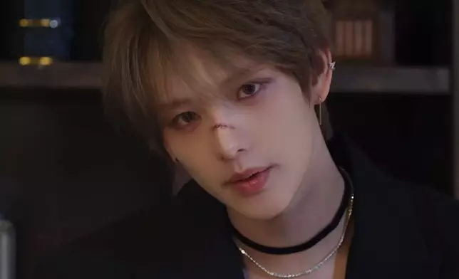 SING在MV裡飾演吸血鬼。影片截圖