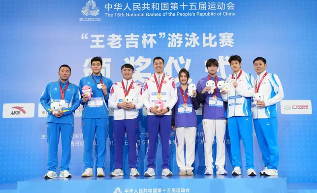 何甄陶（中）奪得金牌。Rosanna Law FB