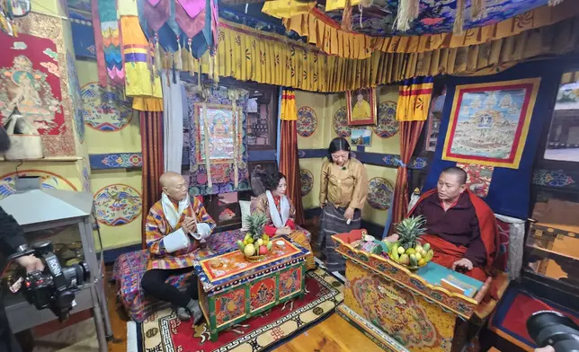 阿姐同家英哥仲獲得當地大師加持。