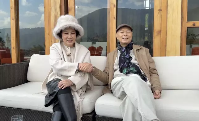 阿姐無奈之下只能照畀手，梗係啦，阿姐怕醜架嘛，但其實佢有忍唔住甜笑架。