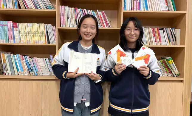 本次征文比賽一等獎的2024級學生（左至右）：唐婧婧、彭姝萍。巴士的報記者攝