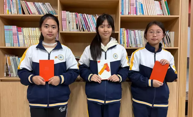 本次征文比賽一等獎2025級學生（左至右）：耇永涵、胥希唯、趙良鳳。巴士的報記者攝