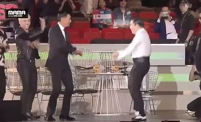 發哥10年前出席MAMA典禮時，曾與PSY一起跳騎馬舞。