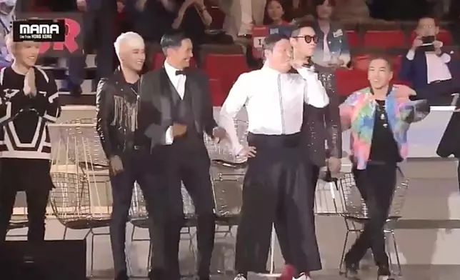 BIGBANG還在旁邊陪跳。