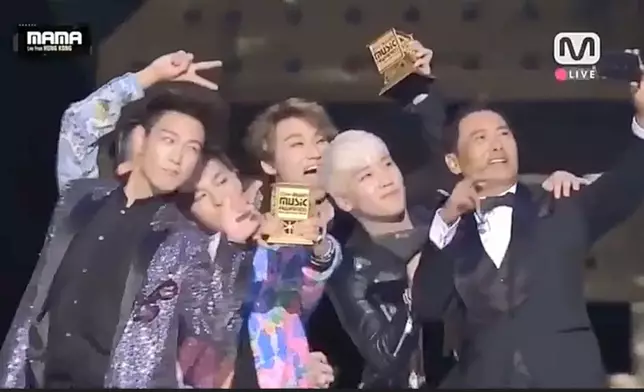 發哥與BIGBANG拍下經典Selfie！