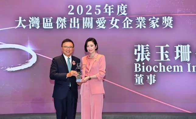 張玉珊接受「香港科技大學工商管理學院」兼任教授及院長資深顧問陳家強教授, GBS, JP頒獎。