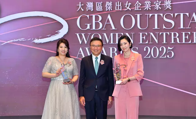 陳家強教授（中間）頒發「2025年度大灣區傑出關愛女企業家獎」給兩位得獎者：灝濟海外發展有限公司創辦人林夏瑤（圖左）、 張玉珊博士（圖右）。