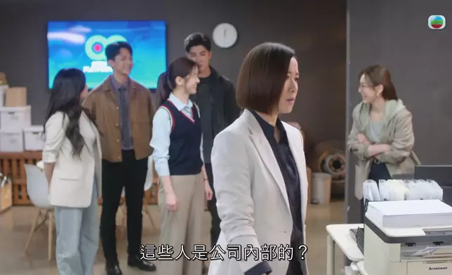 Man姐呢邊煩惱緊AI主播啲稿邊度嚟，但另一邊嘅Amber同劉艷就打晒眼色咁，呢個畫面好搞笑。