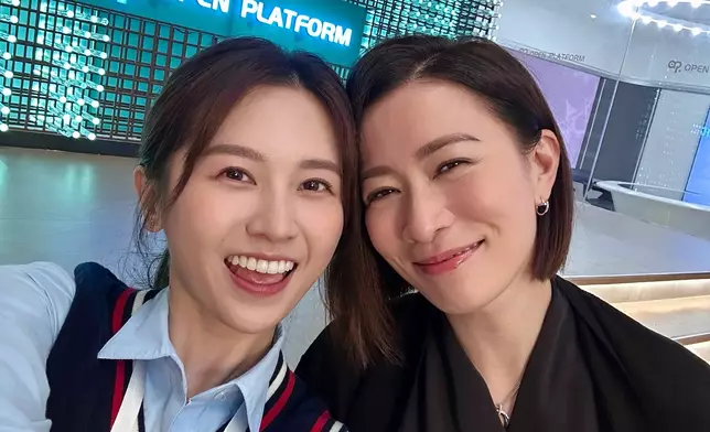 Carmen喺social media開心分享「重投Man姐懷抱」。