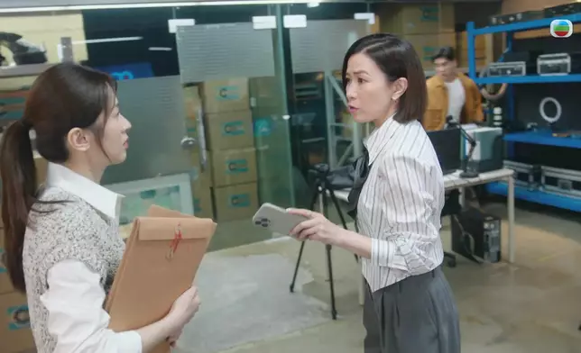 Man姐同張家妍分別喺公開平台同SNK好俐落咁指揮同事做嘢，呢一段勁有爽感。