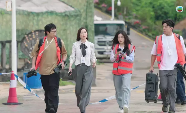 結果一場緊湊嘅AI VS真人大戰就展開咗。