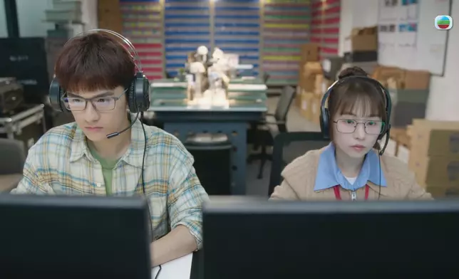 AI主播幕後兩大功臣係小天（谷婭溦飾）以及Buck（涂毓麟飾。）