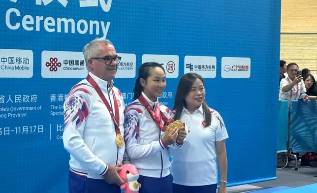李思穎奪得場地自行車女子全能賽金牌，羅淑佩出席頒獎儀式。羅淑佩FB圖片