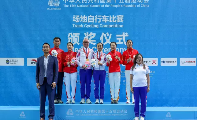 李思穎奪得場地自行車女子全能賽金牌，羅淑佩出席頒獎儀式。羅淑佩FB圖片