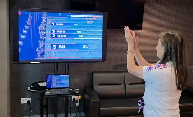 羅淑佩透過電視觀看何詩蓓連奪銅。羅淑佩FB圖片