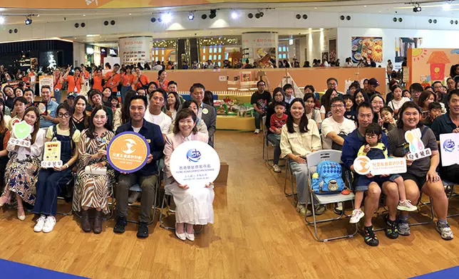 在「兒童友善嘉許禮暨遊戲日」上，兒童事務委員會委員兼宣傳及公眾參與工作小組召集人黃梓謙聯同香港基督教服務處總幹事翟冬青、副總幹事(兒童及家庭)梁李紫薇與該處同工、獲獎的食肆代表及擔當計劃「神秘顧客」的家庭進行大合照。