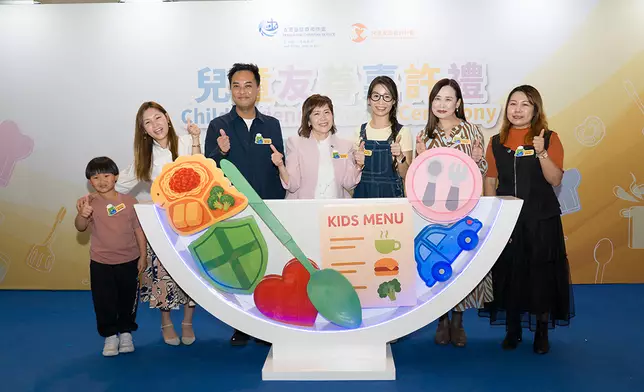 兒童事務委員會委員兼宣傳及公眾參與工作小組召集人黃梓謙  (左三)聯同香港基督教服務處總幹事翟冬青(圖中)、副總幹事(兒童及家庭)梁李紫薇(右二)、家庭及輔導服務服務總監麥妙玲(最右)及其他嘉賓一同主持啟動儀式。