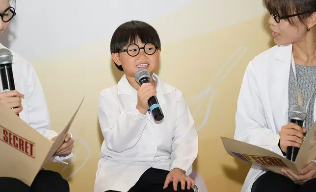 五歲的「兒童友善小專家」黎泓樂分享五項「兒童友善小貼士」予食肆及家長。