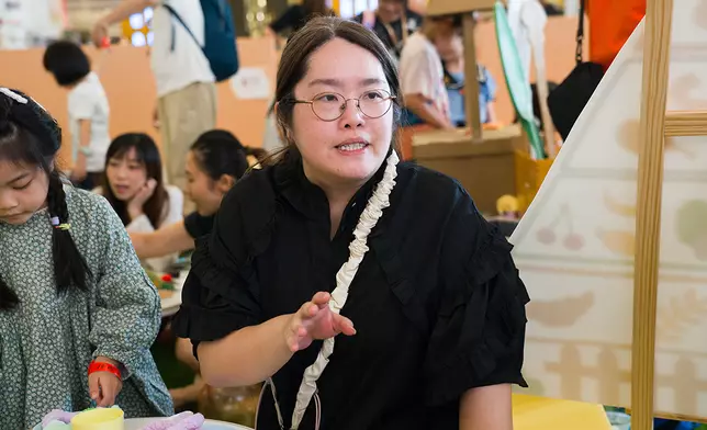 育有五歲孩子的李太表示，喜歡和孩子到有「兒童友善標籤」的餐廳用膳，認為兒童友善環境能減輕家長照顧壓力。