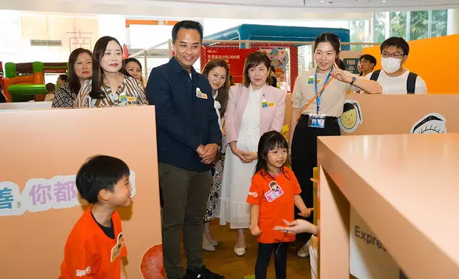 「小導賞員」帶領一眾嘉賓遊歷「一米視角」的迷宮展覽區。