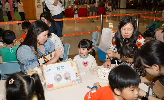 活動設有消閒用品藝術創作區，鼓勵小朋友創作外出用餐時的消閒用品，送給餐廳以供其他小朋友玩樂。