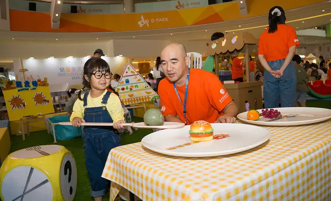 以健康兒童餐為主題的玩樂區，設有 0-2 歲的嬰幼兒專區及 0-8 歲的自由玩樂區，由本處社工及幼兒教師帶領兒童進行合作遊戲。