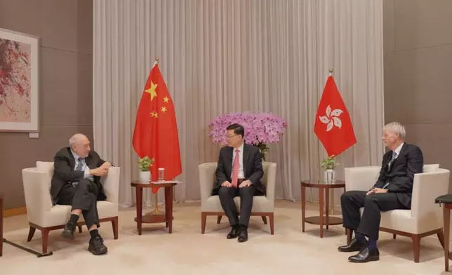 李家超（中）與Joseph Stiglitz（左）及Michael Spence（右）會面。行政長官辦公室影片截圖