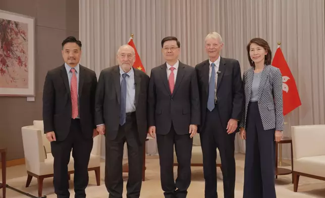 李家超（中）與Joseph Stiglitz（左二）及Michael Spence（右二）合照。行政長官辦公室影片截圖